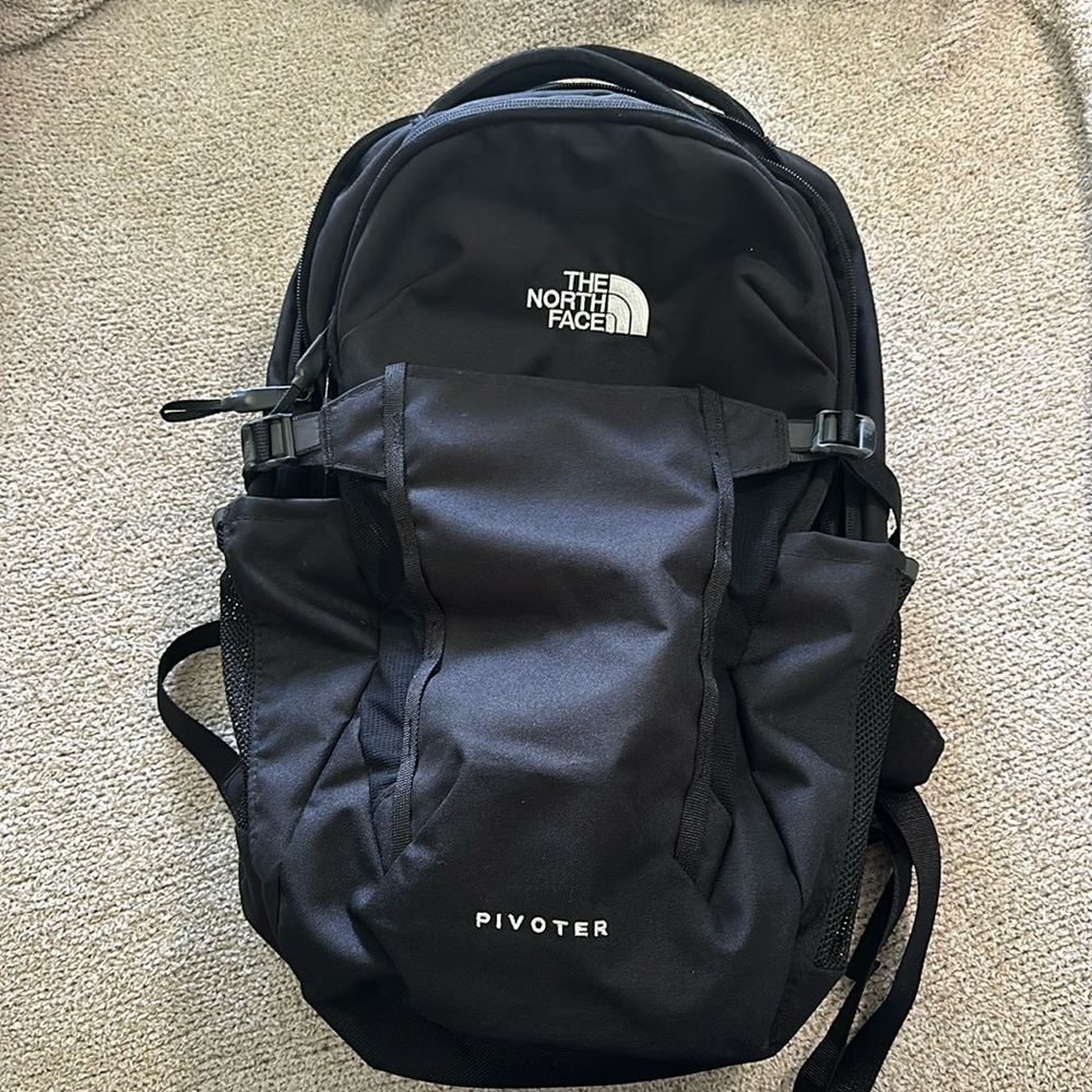 NWOT The North Face Pivoter Backpack